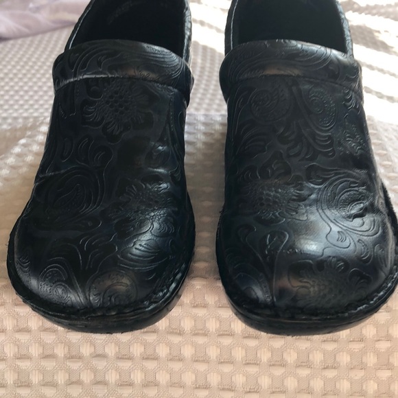 b.ø.c. Peggy Slip-On Embossed Clog - Picture 6 of 12